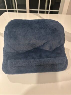 Pillowfort Navy Plush Faux Fur Tablet Holder… Great Condition